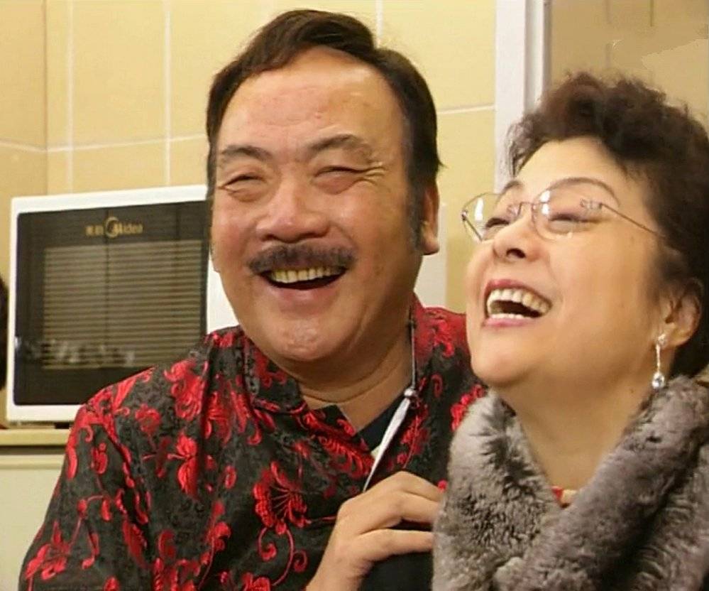 81岁的广州演员卢秋萍,丈夫曾是唱片公司老板,两人已走过金婚