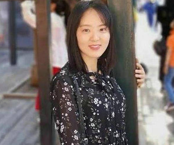 湖南大学26岁高颜值女博士,没有海外进修经历,为何能当上教授?