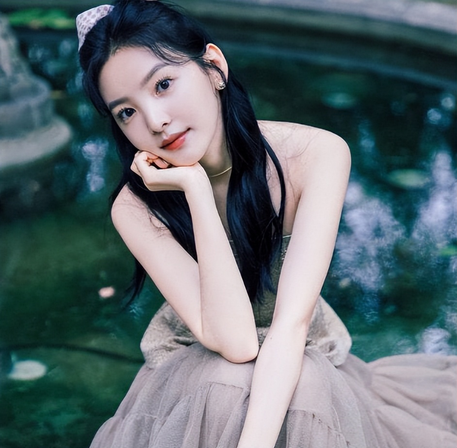 章若楠穿平底鞋走红毯,一样美得不可方物,看来长相才是最大优势