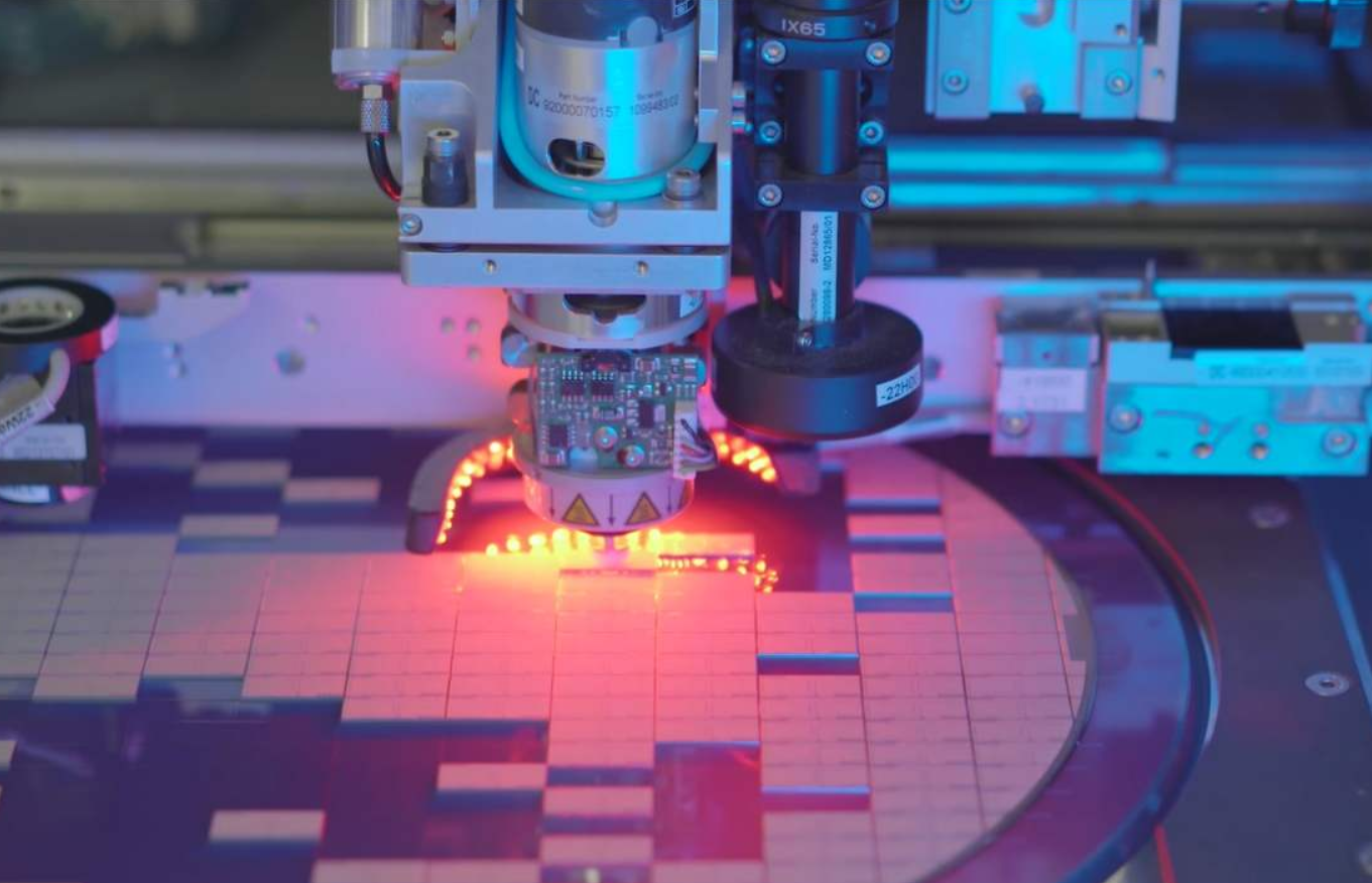 打破ASML垄断，国产高端光刻机“破土”，一台设备可卖6000万！