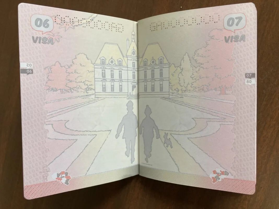 比利时新版护照!蓝精灵现身和新安全功能融为一体