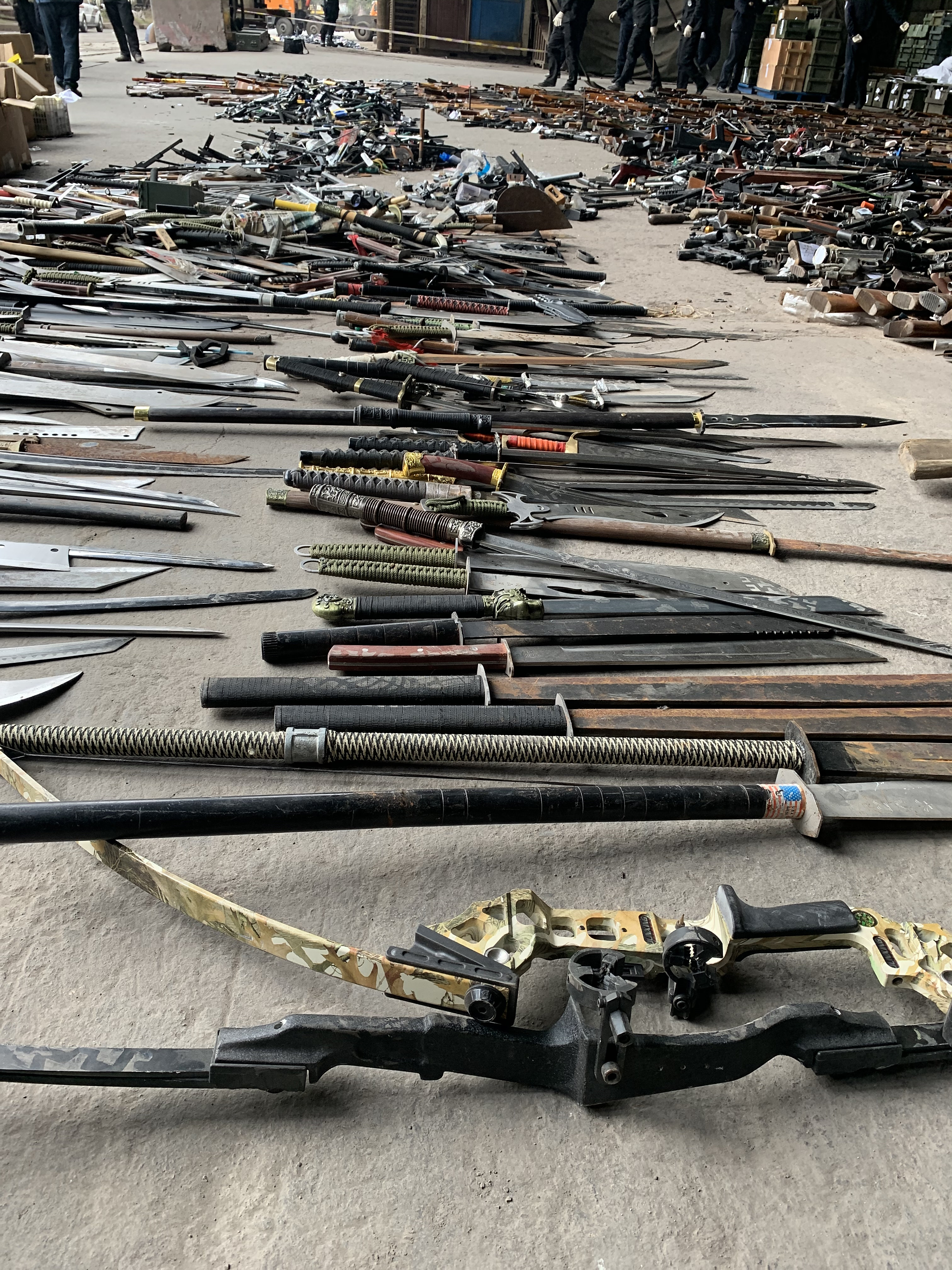 上海警方集中销毁一批非法枪支,管制刀具,严厉打击涉枪