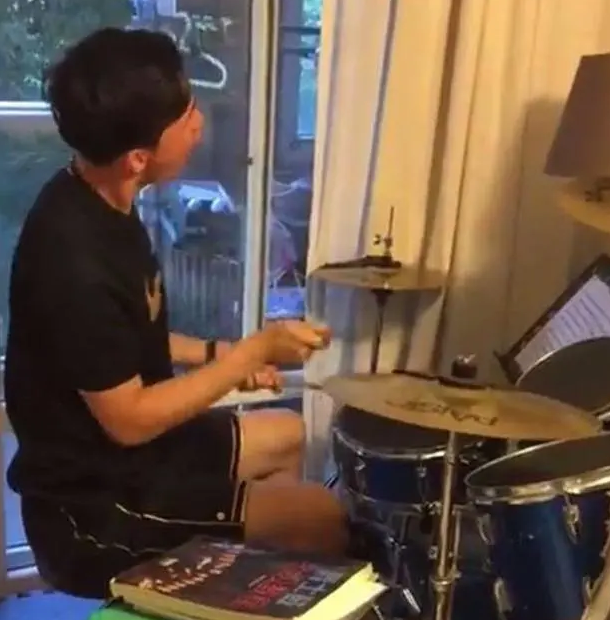 带你看看刘翔住的豪宅,独栋楼栋外观很霸气,还有独立的大院子