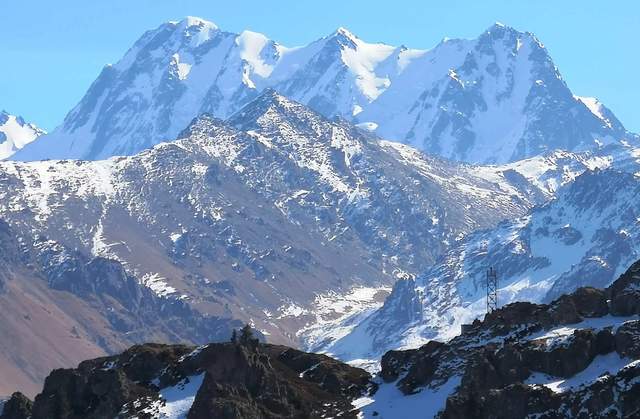 天山山脉的三大主峰:托木尔峰,汗腾格里峰和博格达峰