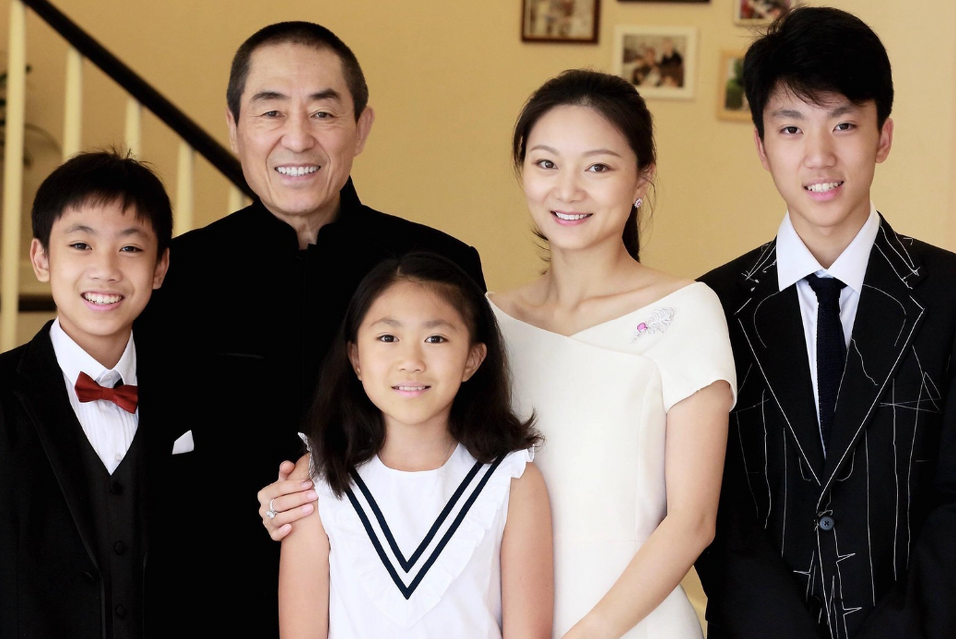 2000年,19岁的陈婷爱上了50岁的张艺谋,不久后陈婷发现自己怀孕了,就