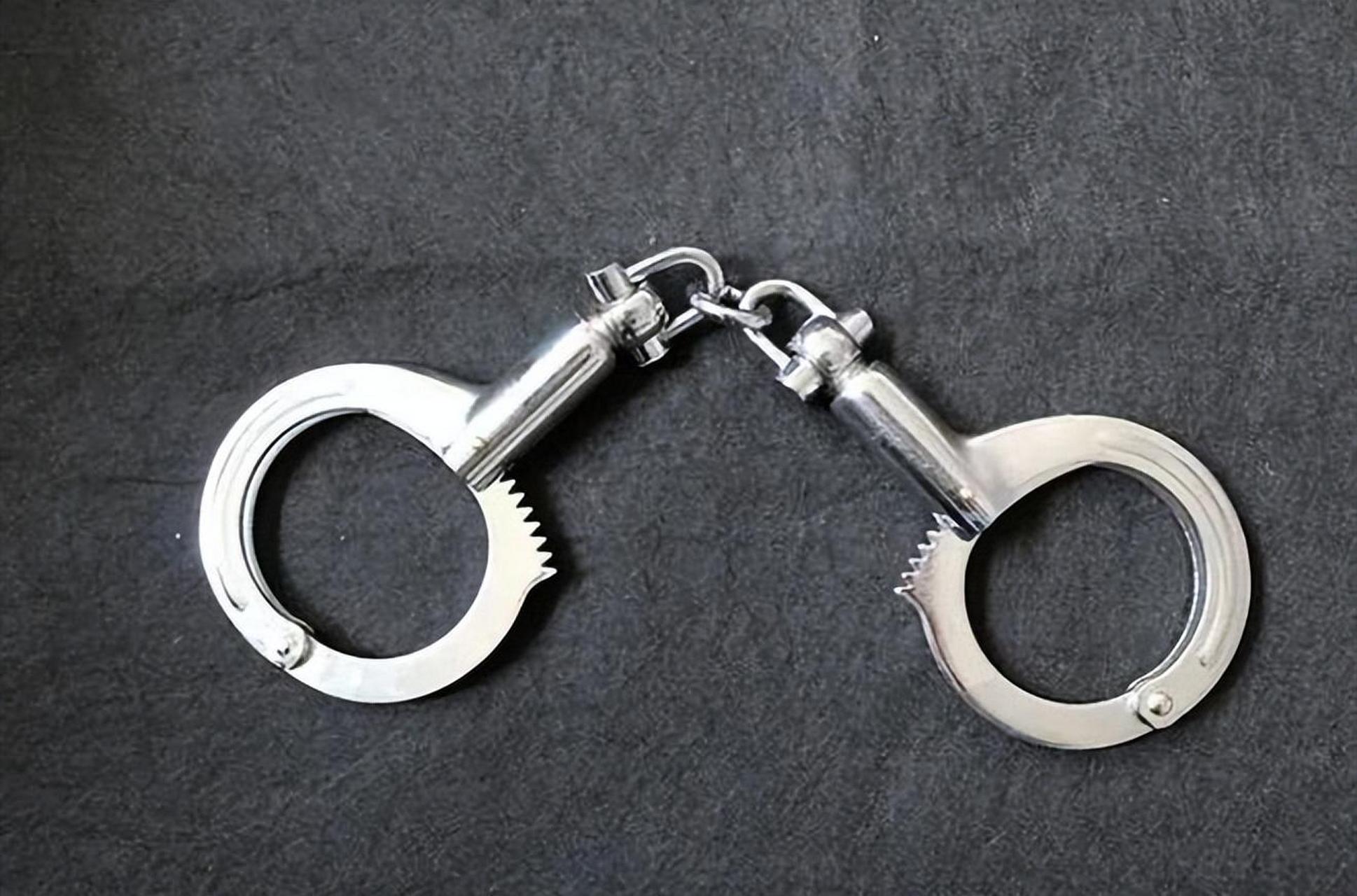 手铐是公安人员办案时经常使用的一种约束性工具,用来锁铐嫌疑人的