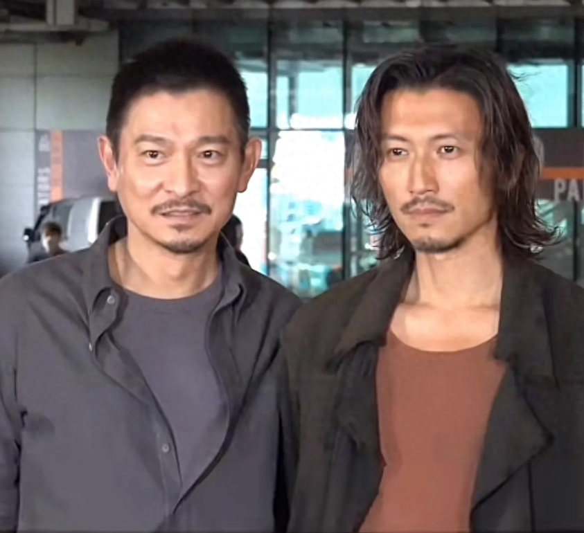 刘德华谢霆锋合影,年龄相差19岁状态像同龄人,网友:谢像失恋了