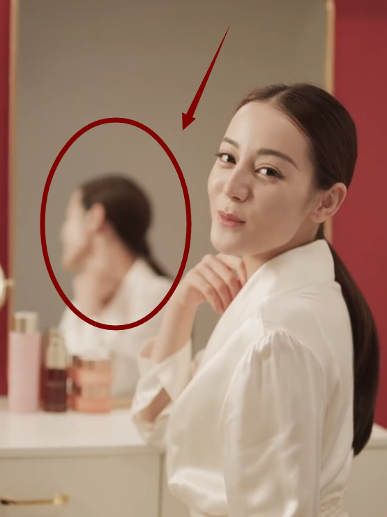 热巴晒素颜自拍,却忘p镜中的自己,原来这才是她最真实的样子