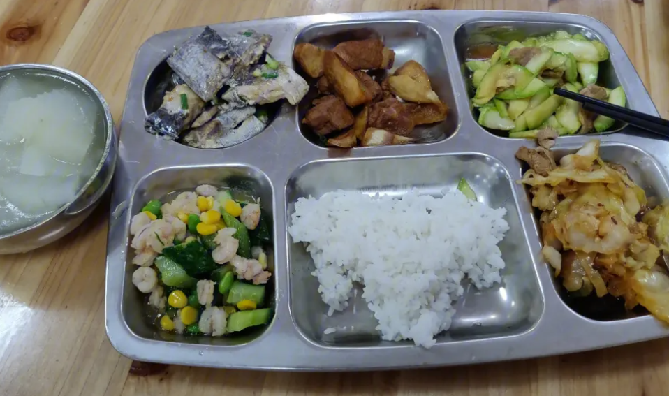 公务员晒食堂伙食,5块钱工作餐有肉有水果,网友:羡慕都说麻了