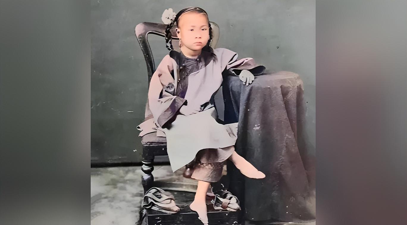 天乳运动:数万女性脱下束胸衣,成群结队走向街头