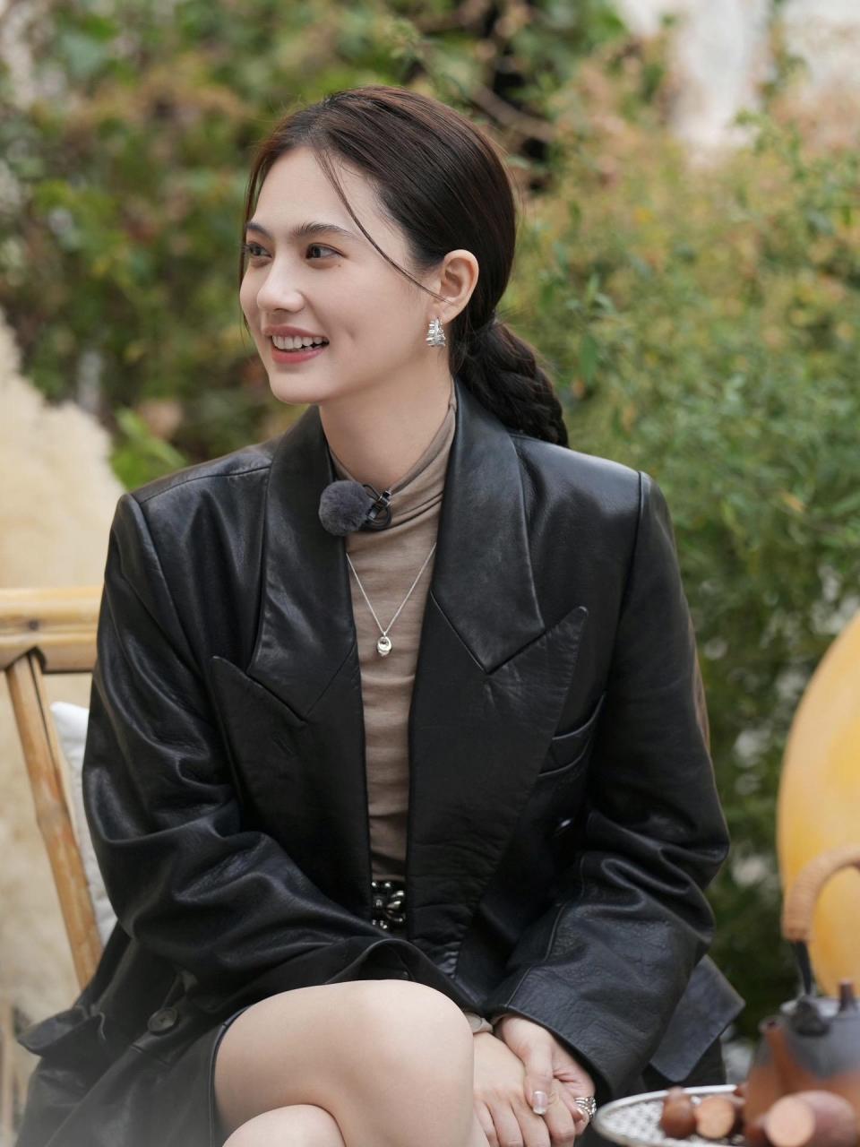 和哈妮克孜拍照的姜珮瑶!戴了我设计的流光褶皱耳钉!