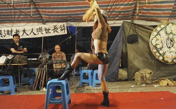 坟头蹦迪:台湾省葬礼上无法阻挡的脱衣舞盛宴