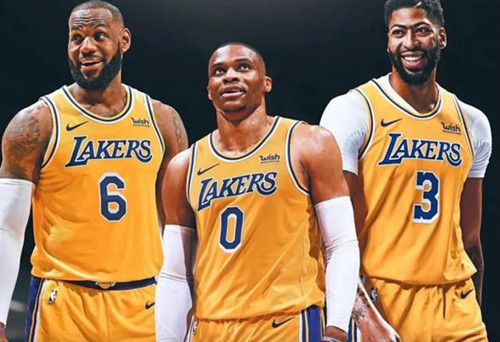 湖人一夜“连签四人”,一老三小改善三点,球队重回冲冠行列