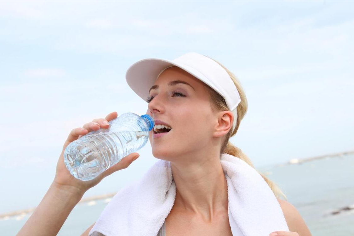 夏天喝水要小心不然危及生命医生水中毒不可小觑