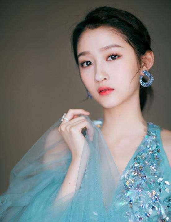 关晓彤新剧播放量暴跌,与侯明昊的cp不如杨超越,恋爱影响事业啊