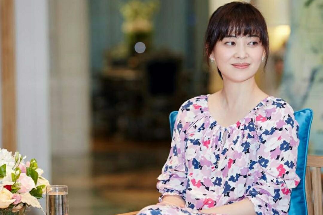 梅婷出生于江苏南京,是一个大院女儿,孩童的天真和单纯,一直被父母