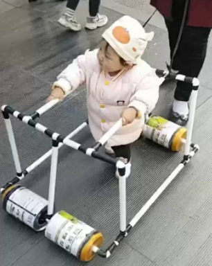 宝宝"新型学步车"走红,4个奶粉罐当"车轮,网友:高级炫富