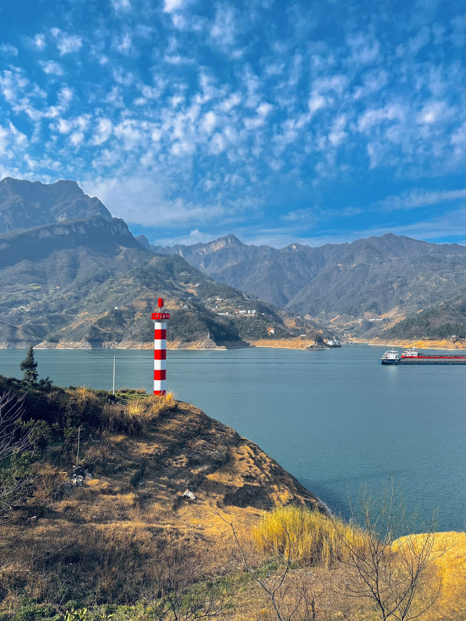 秭归长江三峡猫眼石徒步连载一 丛跟随孤帆领队乘坐轮渡抵达长江对岸