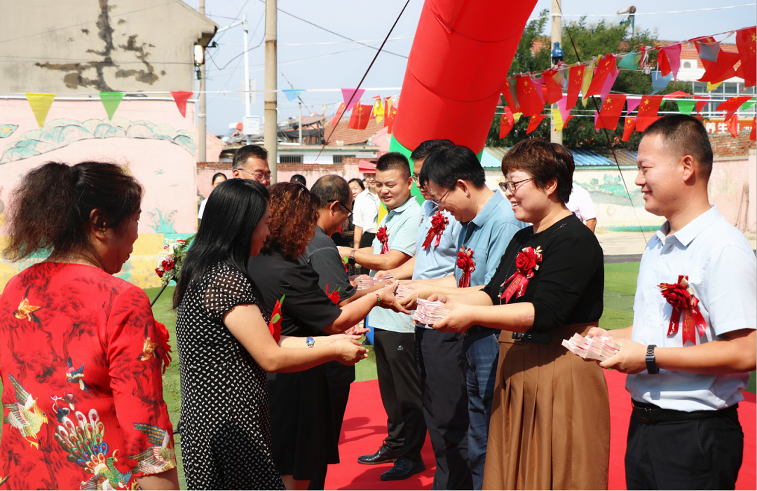 发钱啦!平度市李园街道举行胜利路南片区西阁村腾房奖发放仪式