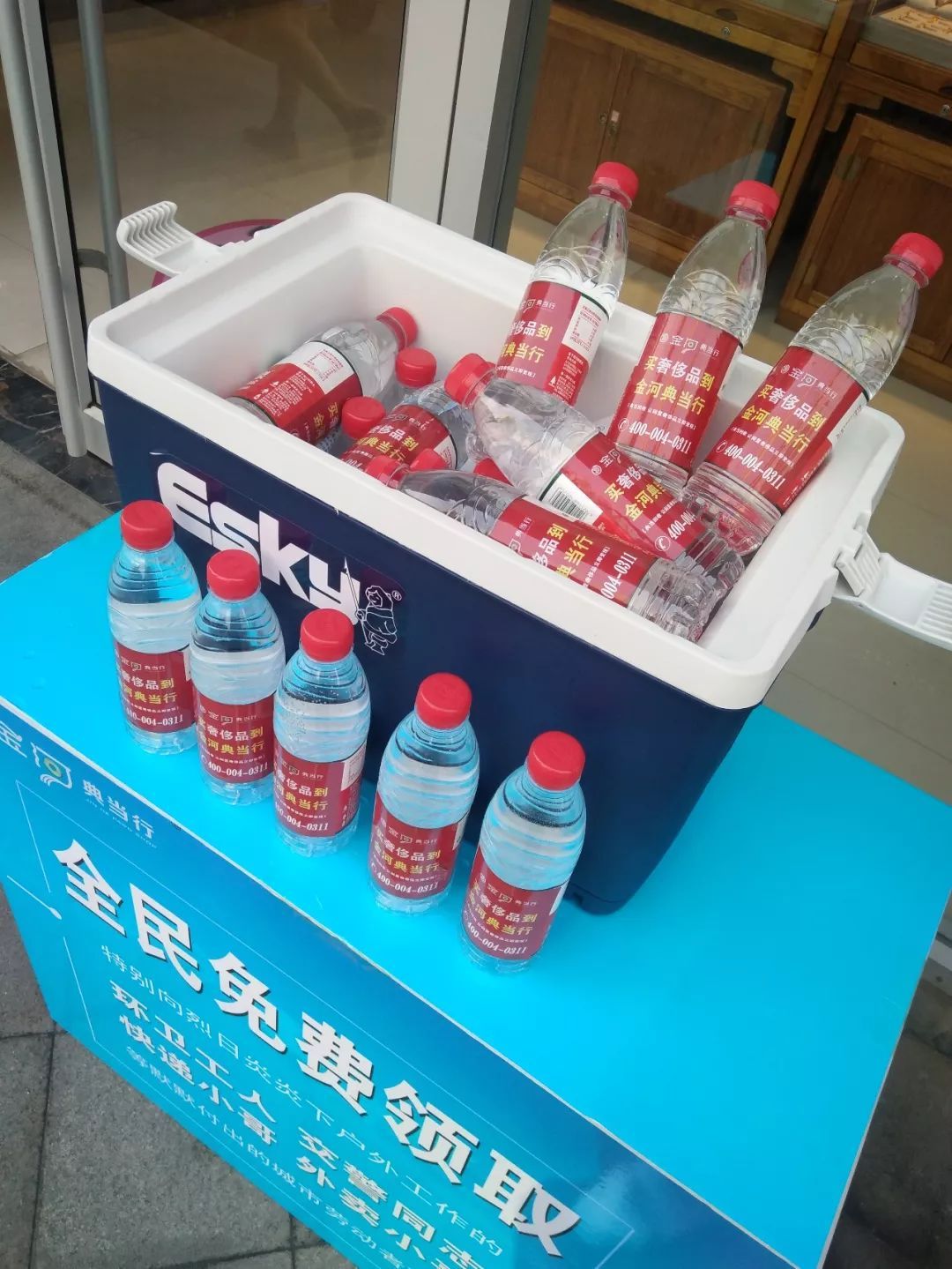 女子搬空爱心饮料,在细小处缝补世界,在光明处看到未来