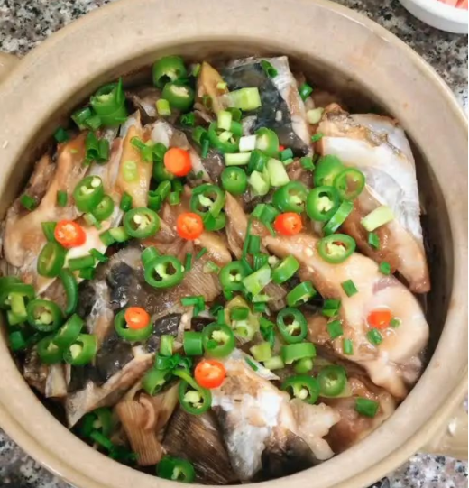广式经典名菜"砂锅焗鱼头",又鲜又嫩,不放一滴水,做法超简单
