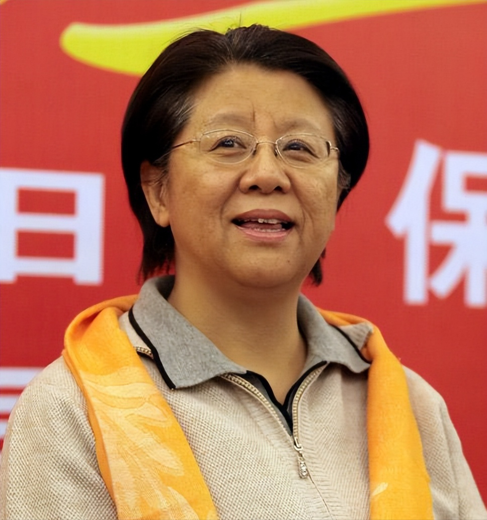 央视女导演娄乃鸣,患乳腺癌乳房遭切除,丈夫小她7岁,现状如何