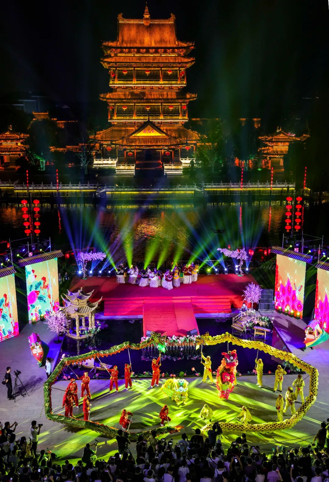 9月20日晚,拜月大典在台儿庄古城复兴广场举办