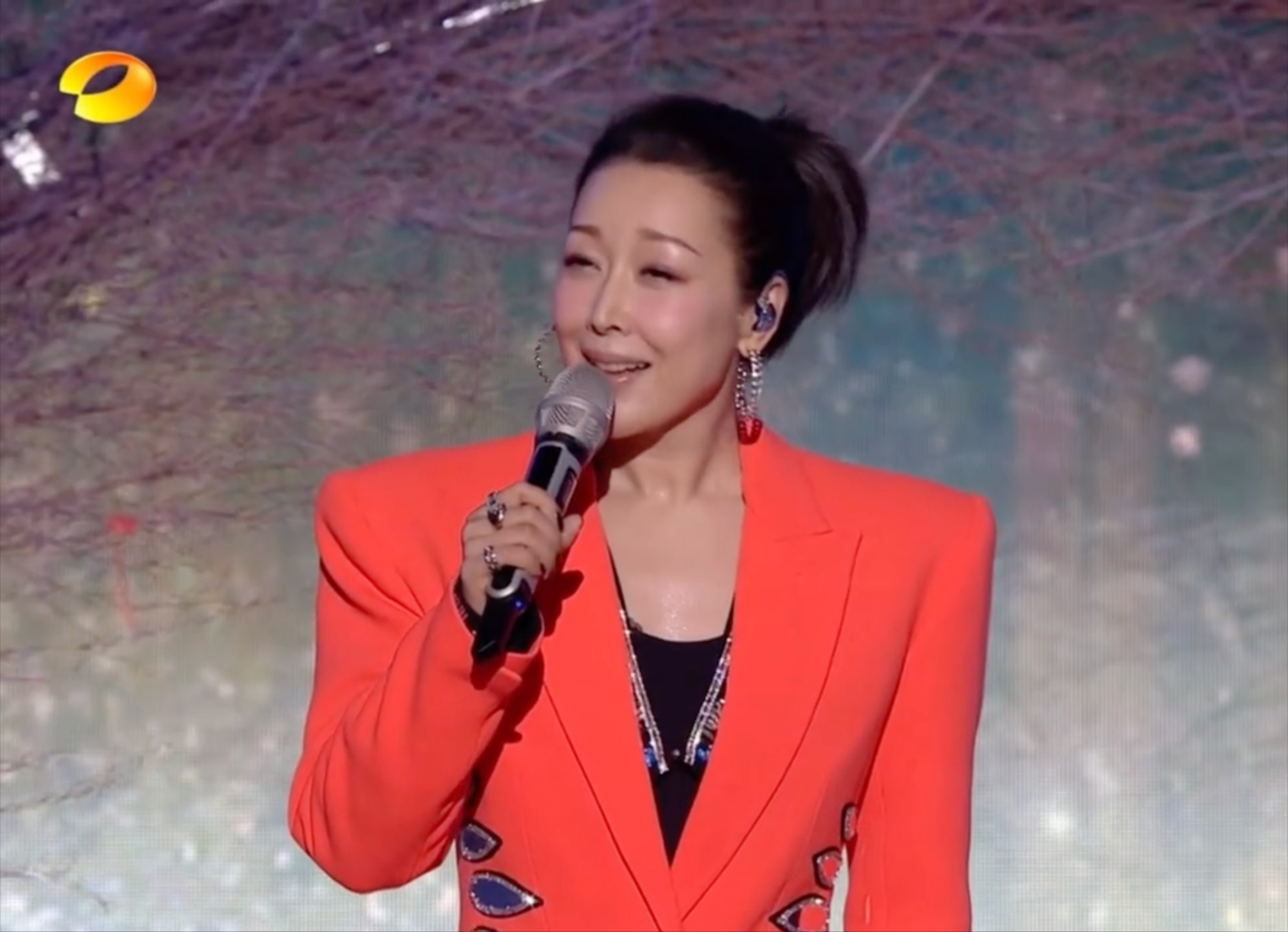 49岁歌手孙悦亮相湖南春晚,连唱六首歌状态太好,却被指假唱整容