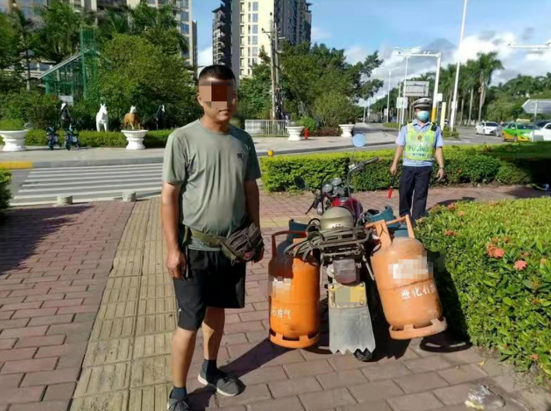男子骑着摩托车,带4个煤气罐送孩子上学,交警拦住一查竟是醉驾