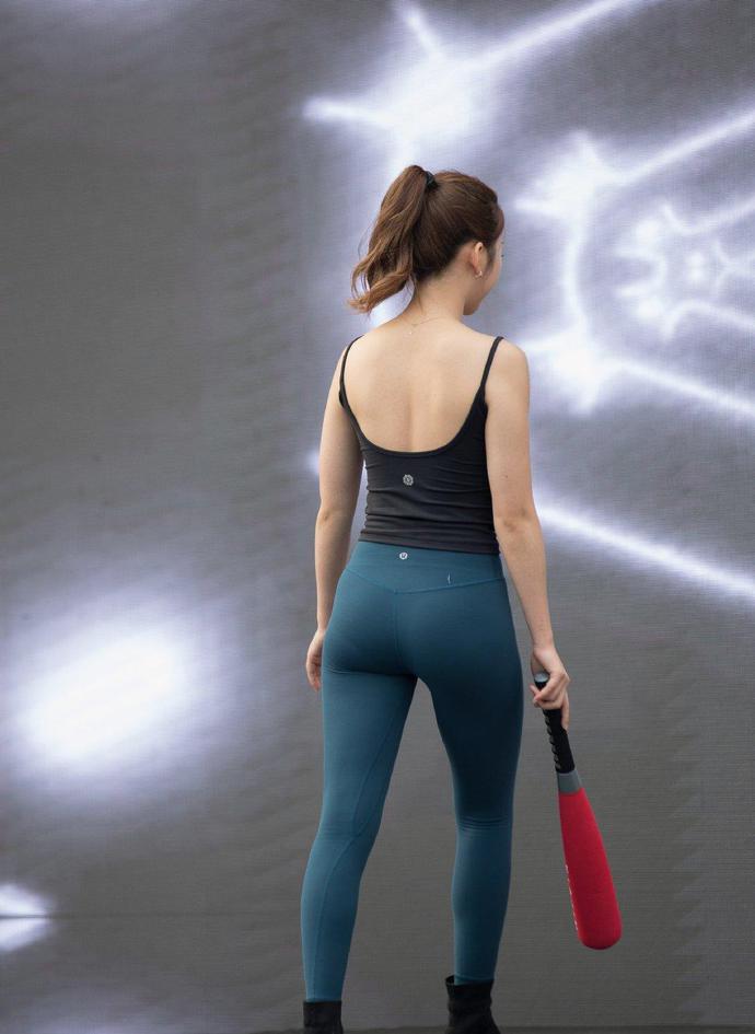 回弹力超棒的"芭比裤",穿在腿上成了显瘦利器,秀出s型身材