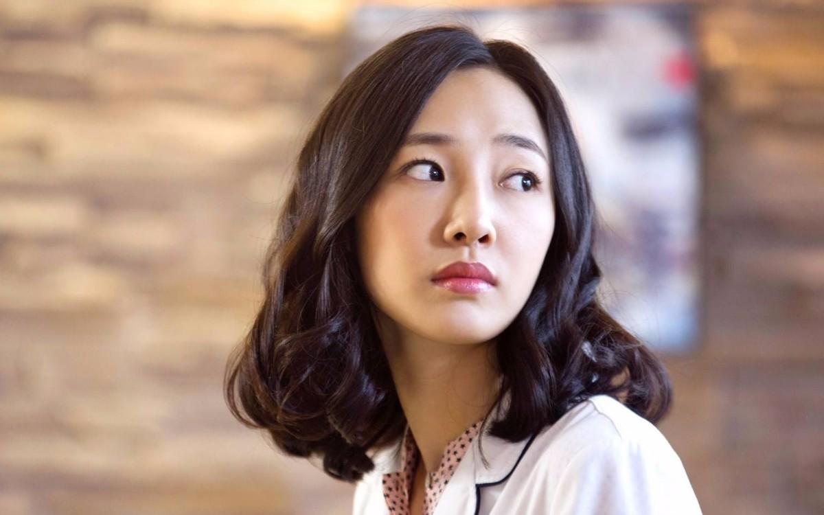 回顾白百何抽烟喝酒被拍动作娴熟烟瘾超大当众挠鼻子形象邋遢