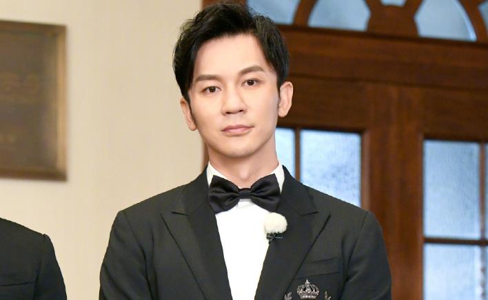 李晨晒出自己的家,客厅全套碎花沙发,简约大方