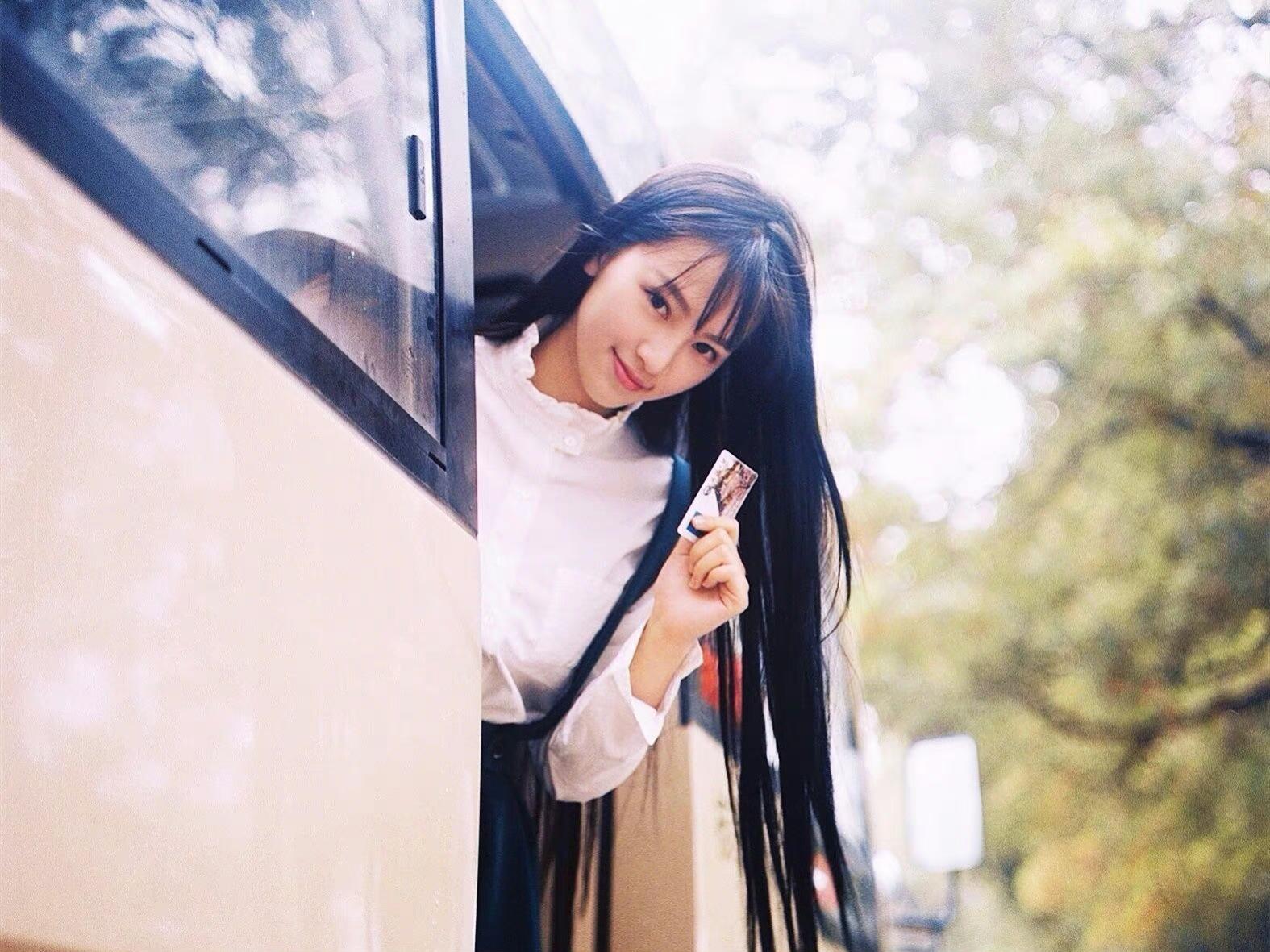 武大校花黄灿灿,七彩休闲穿搭青春活力,这还是反派防风意映吗