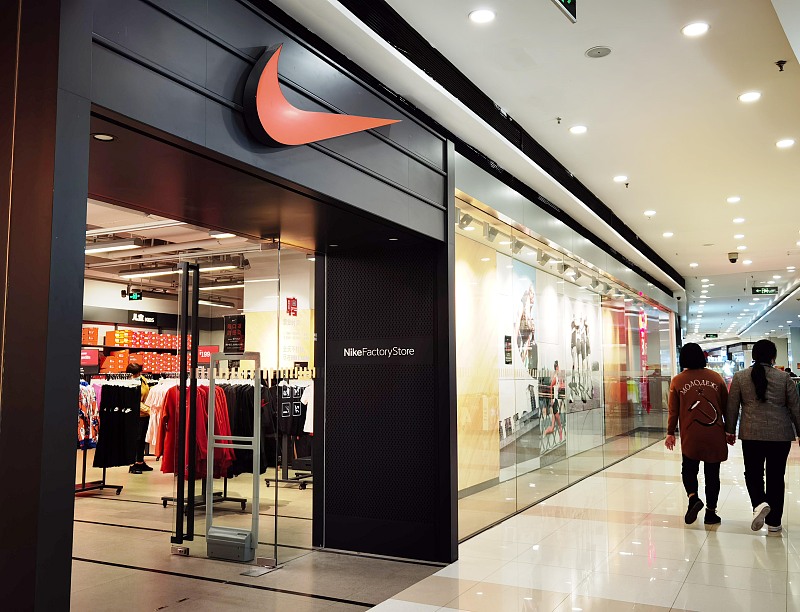 实拍耐克店现状,消费者"挤破头"抢鞋,国货为什么没赢得人心?