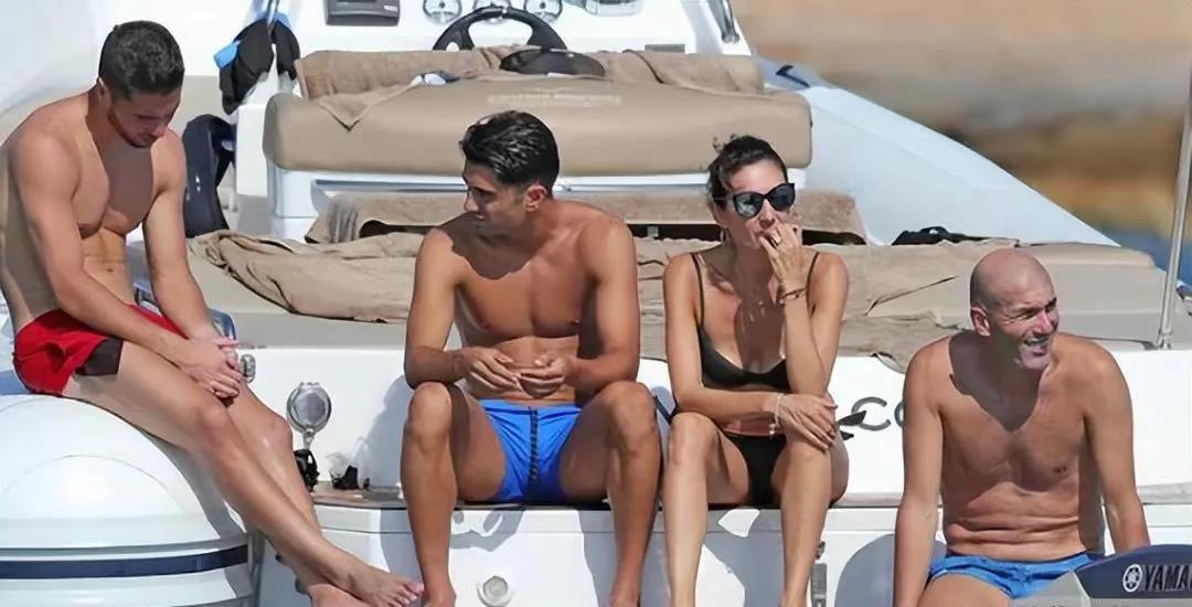 51岁齐达内曝光全家福,四个儿子晒六块腹肌,51岁妻子肤白貌美