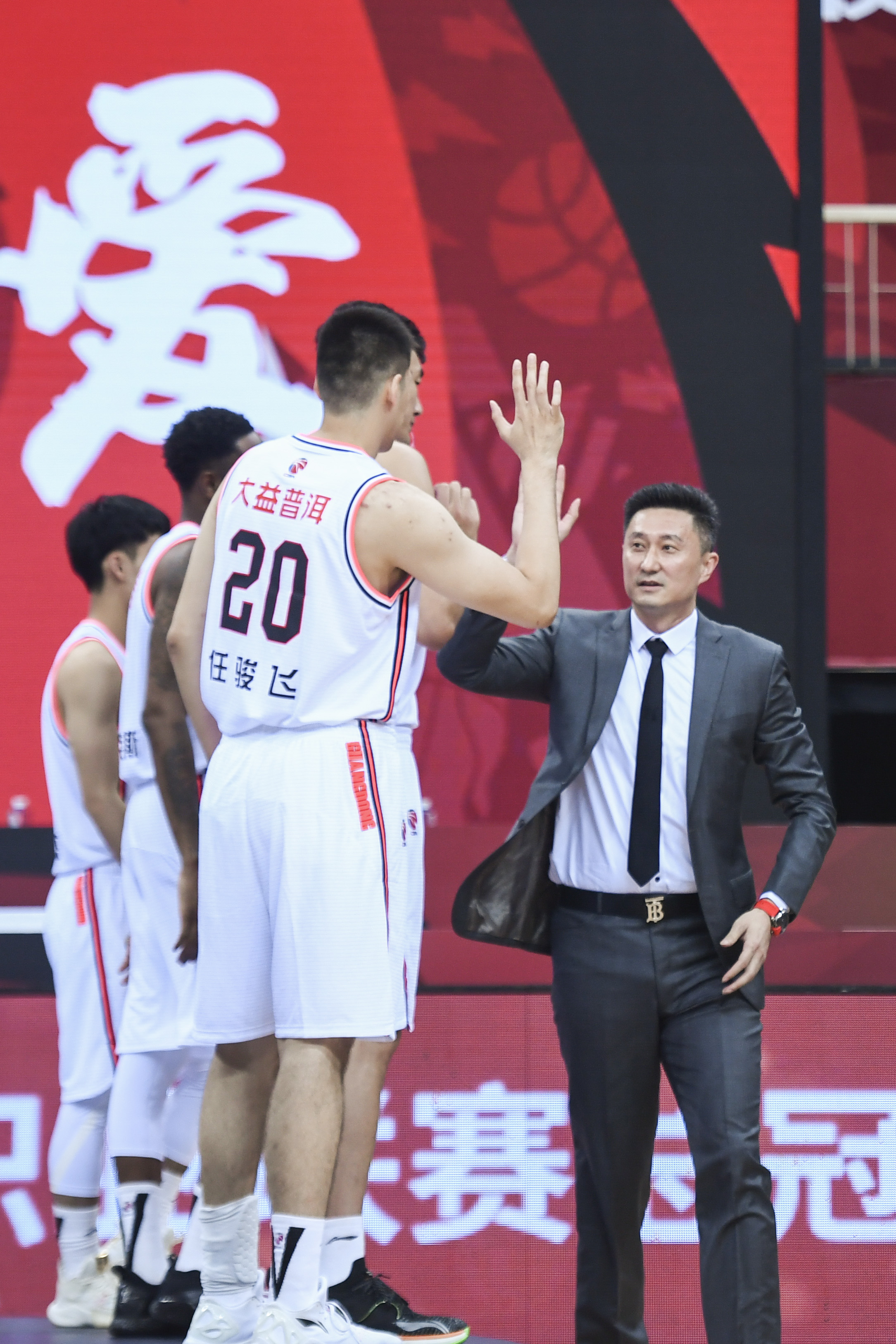 篮球——cba为广东东莞大益队颁发总冠军戒指