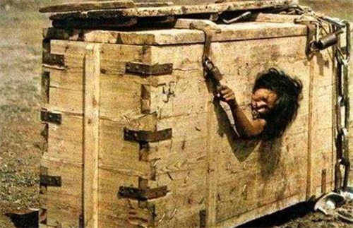 镜头下的清朝刑场:浸猪笼的女子一脸绝望,笼子里的犯人供人参观