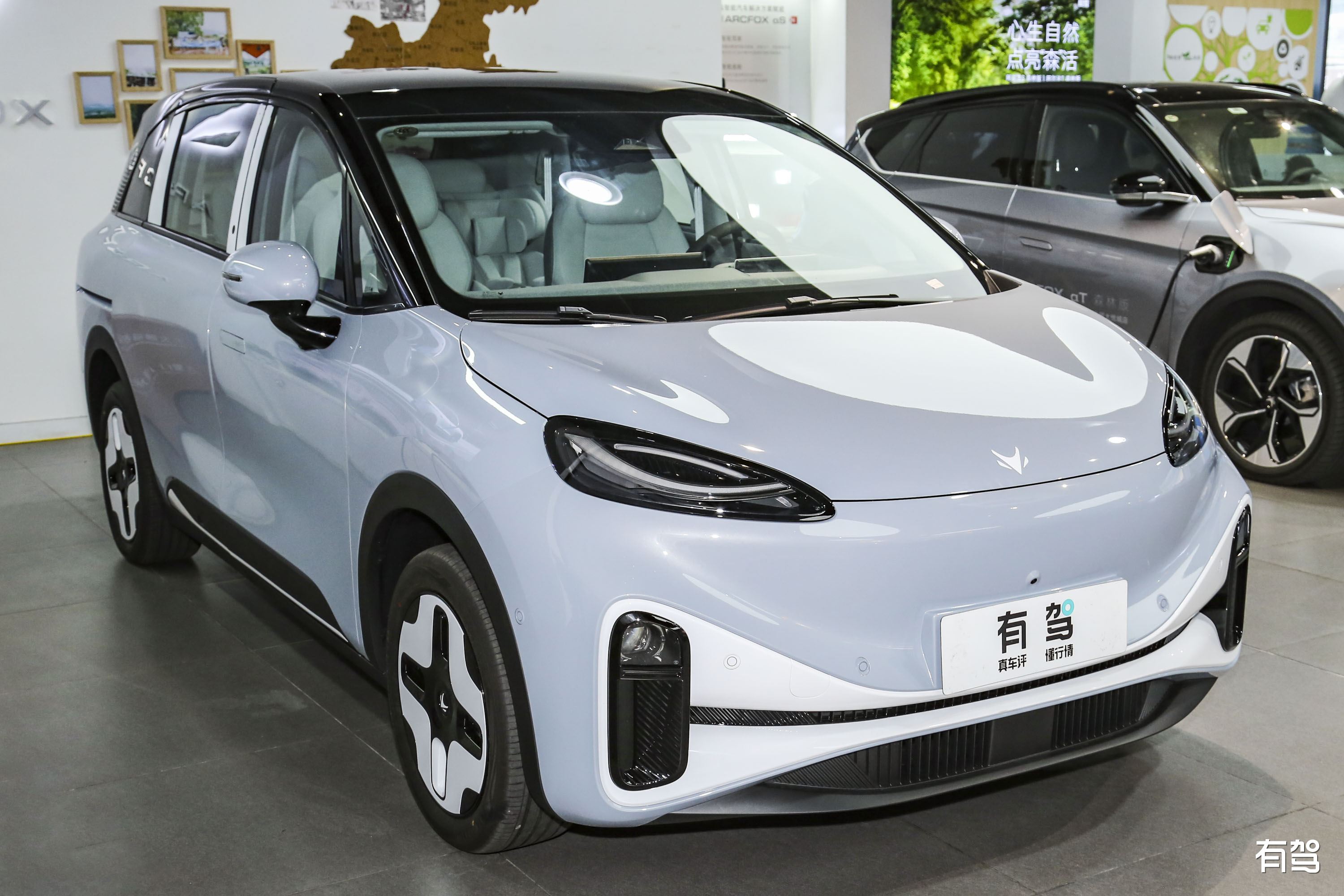 售价13.18万起,续航500km,紧凑级mpv极狐考拉