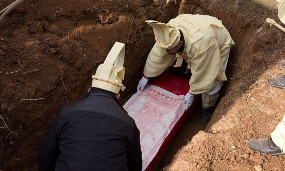 警察开棺尸检,剥丝抽茧查出真相