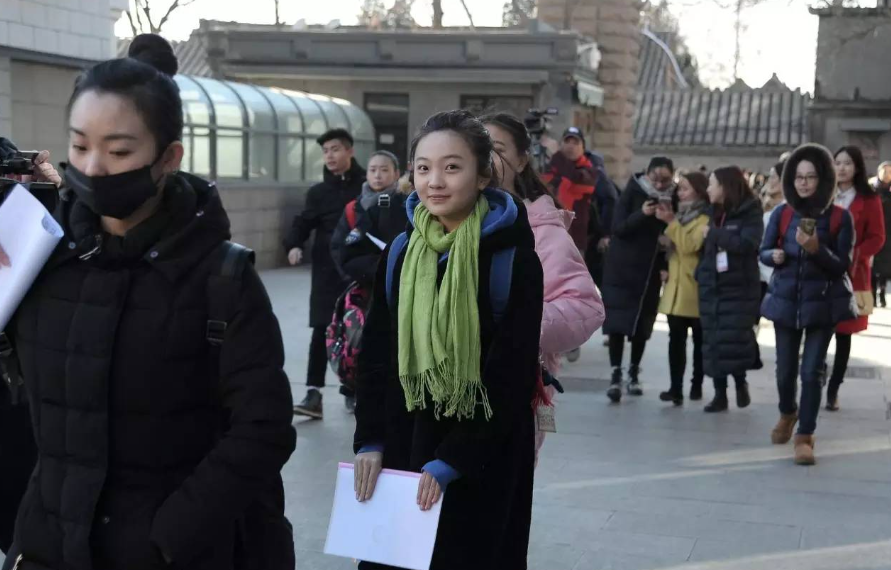 中戏同学会场面曝光,唐嫣宛如大学生惹人羡慕,文章状态遭吐槽