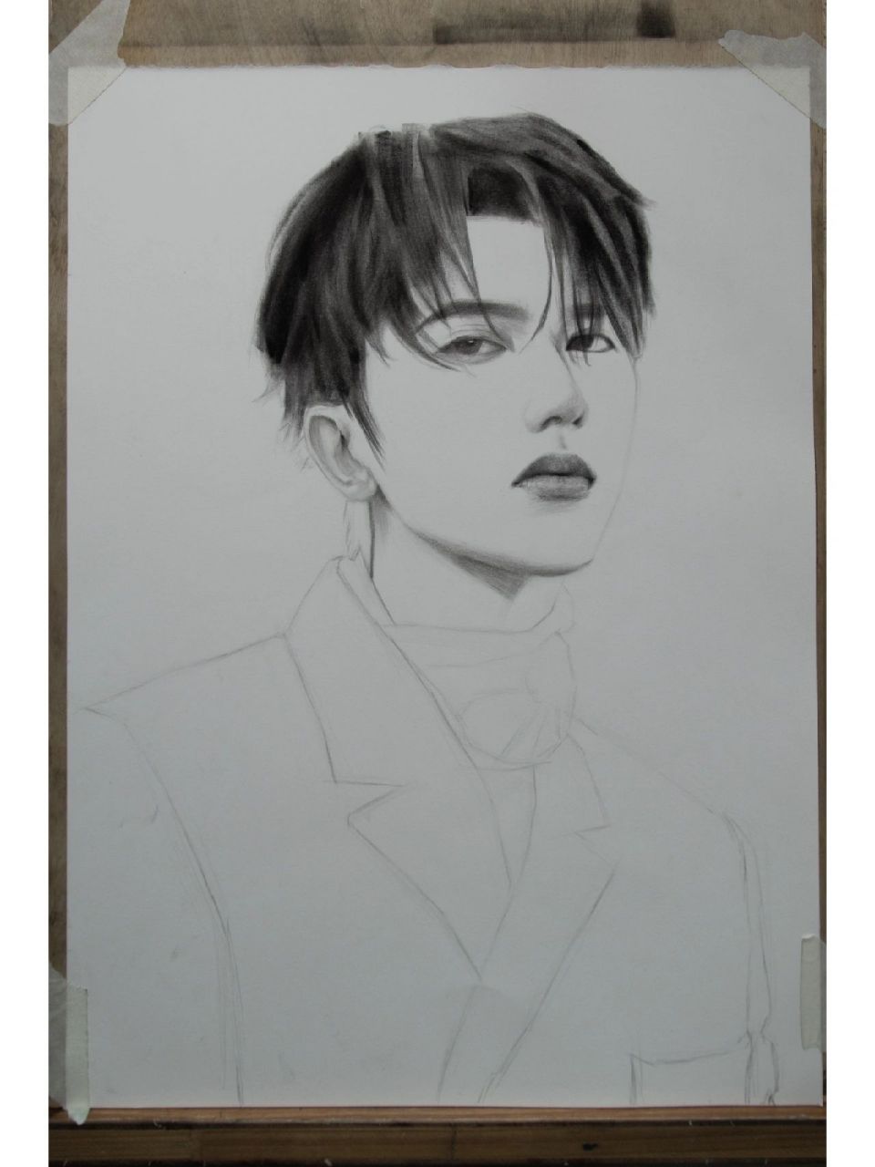 蔡徐坤素描全过程详细教程 材料:炭笔  碳粉  纸擦笔  橡皮泥  橡皮笔