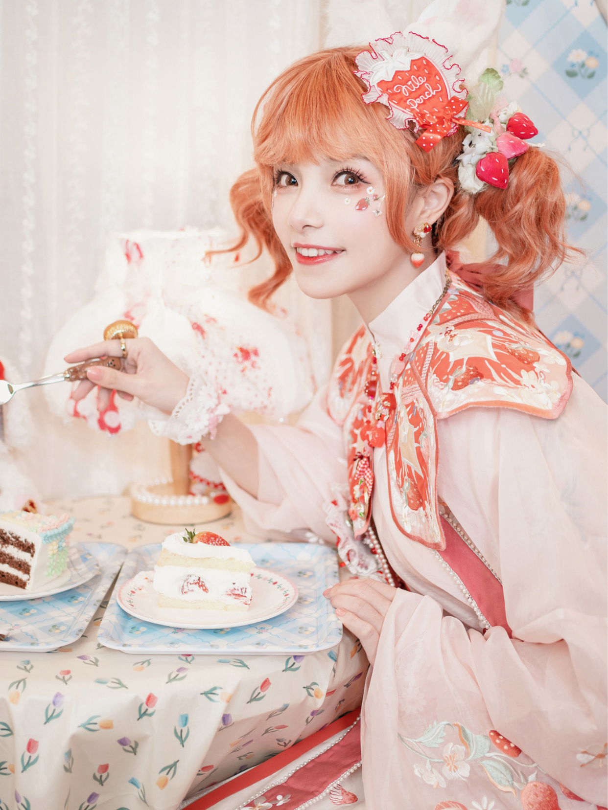 谢安然真会玩,用"橙发"搭配汉服,甜美又可爱,太吸睛