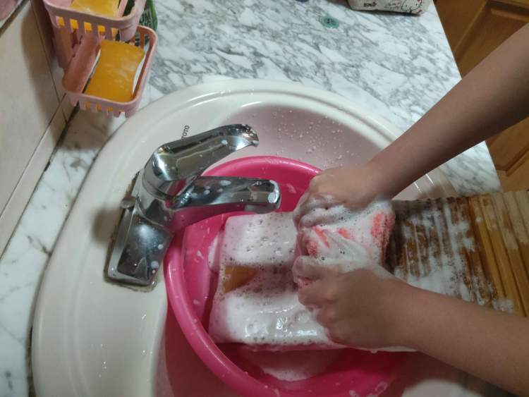 干洗店的"猫腻"曝光:花了不少钱,衣服却是这样洗的,真无语!