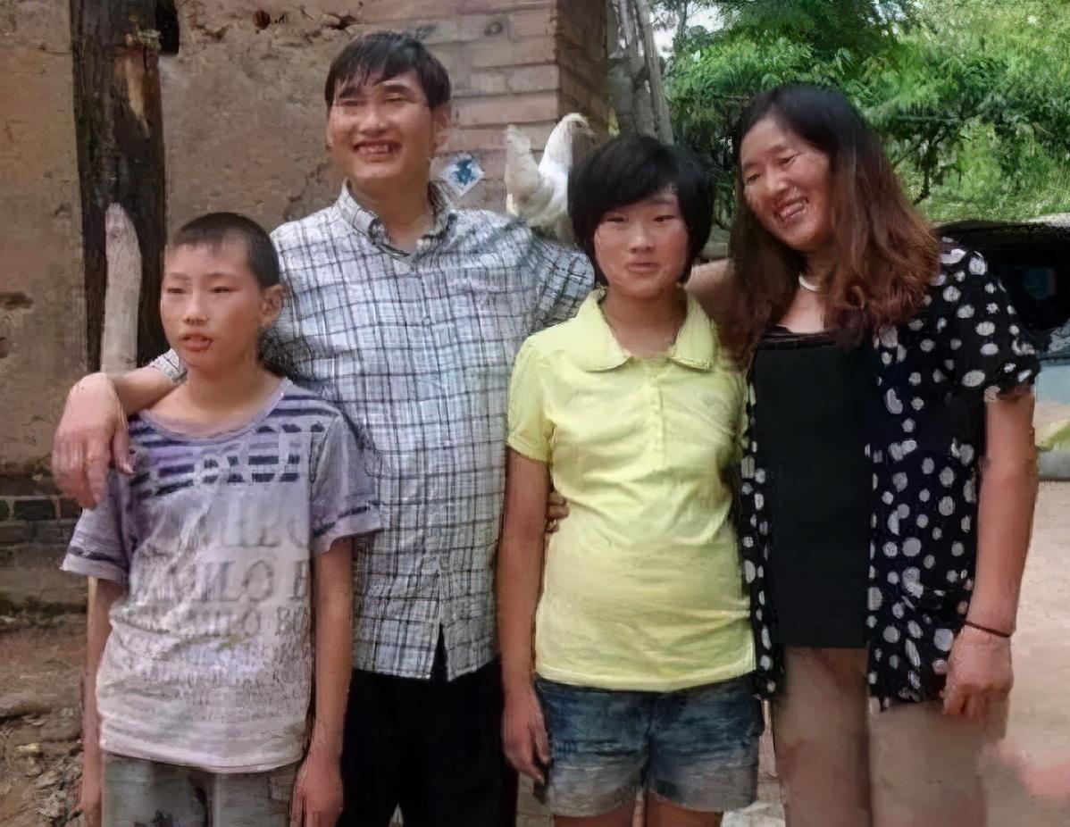 朱之文女儿又胖了?粉色卫衣配小黑裤身材发福,弟弟大婚却不出镜