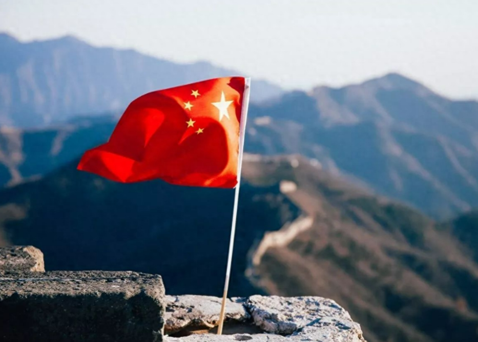 男子登上泰山高举一面美国国旗,网友惊呼,这男子是中国人吗?