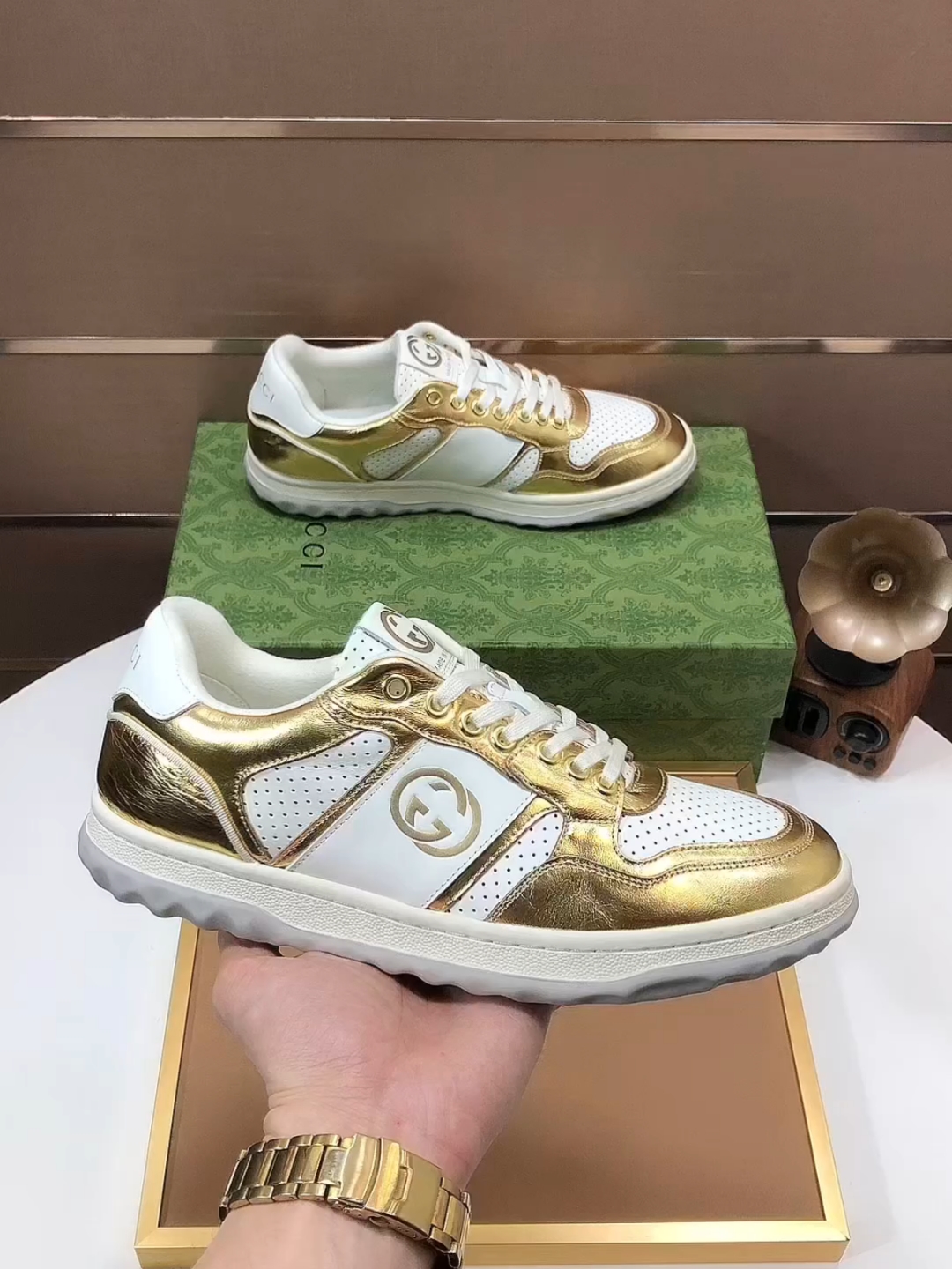 古驰黄金色休闲运动鞋个性不失时尚格调搭配牛仔裤最佳