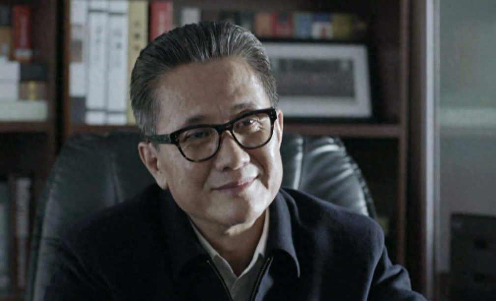 张志坚为了使人物的形象更加立体,自掏腰包去眼镜店挑选了一副价值不