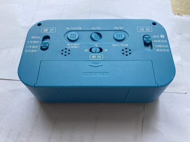 闹钟背面