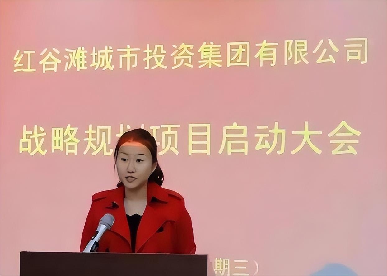 纪实:美女官员鞠雅,白天努力工作,晚上努力脱裤子已投案自首!