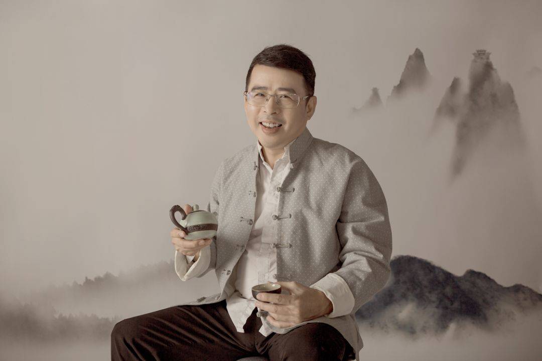 前央视主持人邱孟煌:包养女大学生,口无遮拦被除名,现状如何?